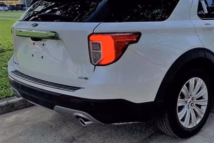 Về khả năng vận hành, Ford Explorer 2022 sắp bán ra sẽ không được trang bị động cơ EcoBoost V6, dung tích 3.0L như xe ở thị trường Mỹ và chỉ sử dụng máy EcoBoost 2.3L như đời cũ. Tuy nhiên theo chia sẻ của tư vấn bán hàng thì khối động cơ này sẽ được tinh chỉnh để cho ra sức mạnh vượt trội hơn. Trang bị hộp số vẫn là loại tự động 10 cấp, đi kèm hệ dẫn động 4WD.