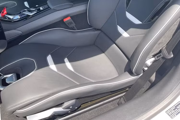 Ngoại thất chiếc siêu xe Lamborghini Huracan EVO bản dẫn động cầu sau về Việt Nam là màu trắng phối cùng các chi tiết sơn đen. Chưa hết, xe có bộ mâm đa chấu kép và nội thất mới thật sự thu hút người xem với bộ ghế đua bằng da Alcantara cùng sợi carbon với điểm nhấn còn có logo Huracan EVO thêu trên lưng ghế màu trắng nổi bật.