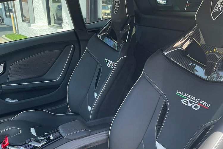 Ở đại lý này được cho là chỉ có 2 xe Lamborghini Huracan EVO RWD màu trắng nhưng chỉ có chiếc về Việt Nam sở hữu nội thất đắt tiền trên. Dòng siêu xe Lamborghini Huracan được các đại gia Việt rất ưa chuộng nhưng là bản đầu tiên với hơn 15 xe về nước nhưng sang bản nâng cấp, hiện đây là xe thứ 2. Chiếc đầu tiên là Lamborghini Huracan EVO dẫn động 4 bánh.