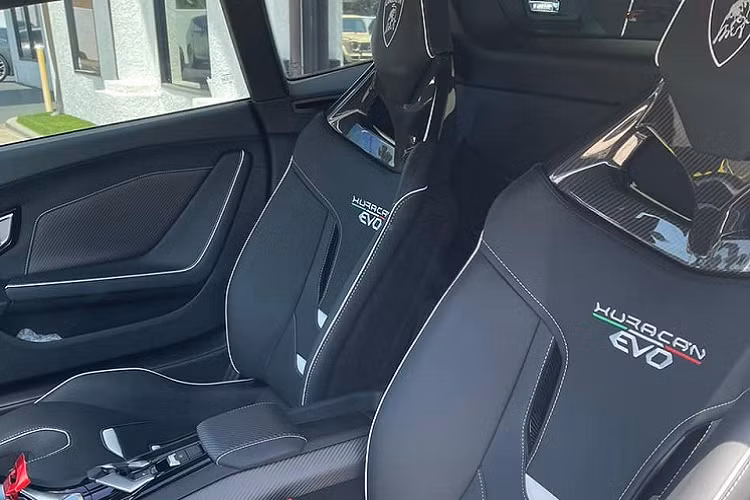 Ở đại lý này được cho là chỉ có 2 xe Lamborghini Huracan EVO RWD màu trắng nhưng chỉ có chiếc về Việt Nam sở hữu nội thất đắt tiền trên. Dòng siêu xe Lamborghini Huracan được các đại gia Việt rất ưa chuộng nhưng là bản đầu tiên với hơn 15 xe về nước nhưng sang bản nâng cấp, hiện đây là xe thứ 2. Chiếc đầu tiên là Lamborghini Huracan EVO dẫn động 4 bánh.