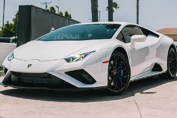 Ở đuôi xe, phiên bản Lamborghini Huracan EVO bản dẫn động cầu sau chỉ có phần khuếch tán được làm khác đi so với phiên bản Lamborghini Huracan EVO 4 bánh đã xuất hiện ít nhất 1 chiếc tại dải đất hình chữ S này. Những chi tiết khác như cánh gió tích hợp, lưới thoát nhiệt, vị trí đặt ống xả đều được giữ nguyên.