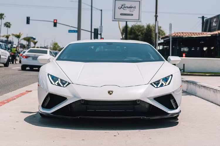 Khác với phiên bản dẫn động 4 bánh, Lamborghini Huracan EVO RWD có sức hút cá tính riêng của mình với mặt tiền sau này được người anh em Lamborghini Huracan STO sao chép lại diện mạo với điểm nhấn thanh chia hốc gió nghiêng 2 bên đầu xe, tạo sự lạ mắt và cá tính cho xe.