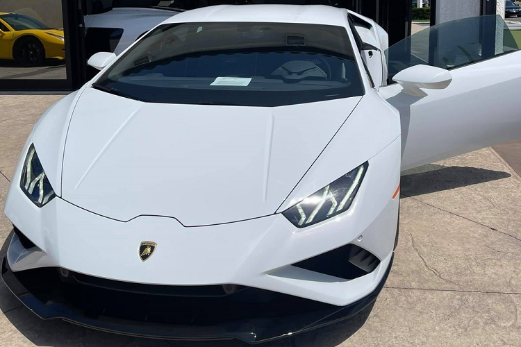 Dựa vào những hình ảnh do người nhập siêu bò này mang về nước có thể thấy đây là một chiếc siêu xe Lamborghini Huracan EVO RWD sở hữu nhiều tùy chọn đắt đỏ và được mua từ đại lý xe có tiếng ở Mỹ, nơi đang có sẵn hàng chục chiếc xe Lamborghini từ bình dân đến giới hạn.