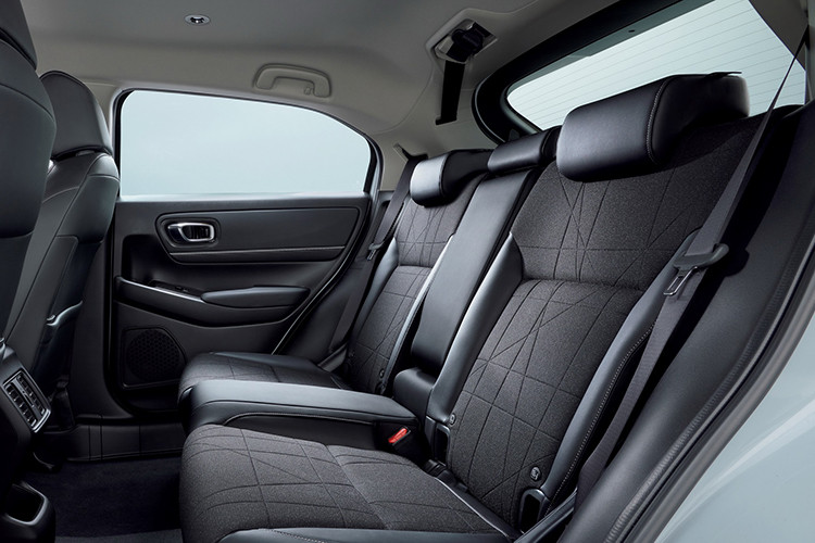 Trong khi đó, nội thất của bản RS có thêm chỉ khâu màu đỏ tương phản trên ghế và vô lăng. Ghế lái chỉnh điện 8 hướng và bộ bàn đạp thể thao cũng được trang bị cho bản này.