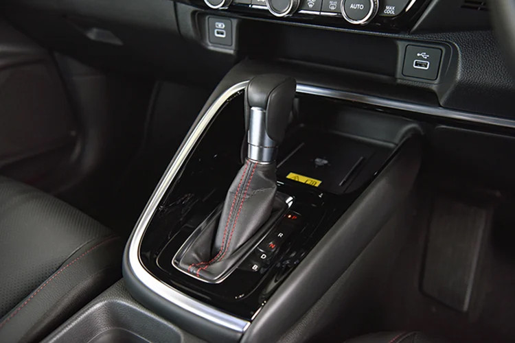 Bên cạnh phiên bản RS, Honda HR-V 2022 tại thị trường Thái Lan còn có những trang bị đáng chú ý khác như cảm biến đá cốp, màn hình màu đa thông tin TFT 7 inch trong bảng đồng hồ, hệ thống thông tin giải trí với màn hình cảm ứng 8 inch, hỗ trợ Apple CarPlay/Android Auto, tính năng ra lệnh bằng giọng nói thông qua Android Auto hoặc Siri, sạc điện thoại thông minh không dây và hệ thống âm thanh 8 loa.