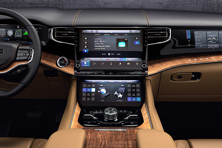 Phần đuôi xe của Jeep Grand Wagoneer 2022 có đèn hậu LED to hơn và vuông vức so với Jeep Wagoneer 2022, không chỉ thế, đèn hậu của xe còn được nối liền với nhau thông qua thanh nẹp mạ crôm sáng bóng, tạo điểm nhấn. Cản va sau hầm hố.