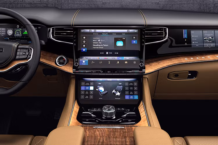 Phần đuôi xe của Jeep Grand Wagoneer 2022 có đèn hậu LED to hơn và vuông vức so với Jeep Wagoneer 2022, không chỉ thế, đèn hậu của xe còn được nối liền với nhau thông qua thanh nẹp mạ crôm sáng bóng, tạo điểm nhấn. Cản va sau hầm hố.