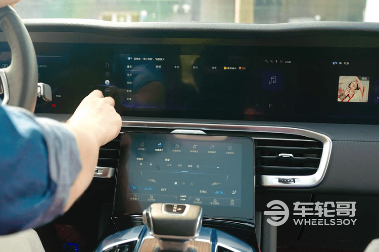 Tuy nhiên, cabin mới thật sự là điều ấn tượng nhất về Hồng Kỳ E-HS9. Như bạn có thể thấy từ video đánh giá, cabin xe là một không gian chất lượng cao với vô số tính năng và công nghệ hiện đại xung quanh. Như người dẫn video đã chỉ ra, nội thất của E-HS9 mang đến một cảm giác sang trọng kiểu cổ điển thú vị, giống như một số mẫu Cadillac đời cũ.