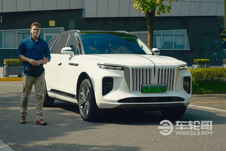 Thoạt nhìn, nó có thể giống như một sự pha trộn giữa các sản phẩm của Lincoln, Hyundai, BMW, và thậm chí Rolls-Royce, đặc biệt là nếu bạn nhìn nó từ phía trước, nhưng đồng thời cũng lại có điểm gì đó khác biệt, một dấu ấn bản sắc riêng. Phía bên sườn xe trông cũng rất đẹp với đường mái dốc nhẹ, và sự kết hợp hai tông màu tinh tế.