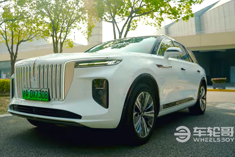 Về mặt hiệu suất, chiếc E-HS9 được giới thiệu trong video này là phiên bản sử dụng hệ truyền động điện mạnh hơn. Nó trang bị hai mô tơ điện, tạo ra công suất kết hợp khoảng 550 mã lực, đủ để gia tốc nhanh từ 0-100 km/h trong gần 5 giây đồng hồ.