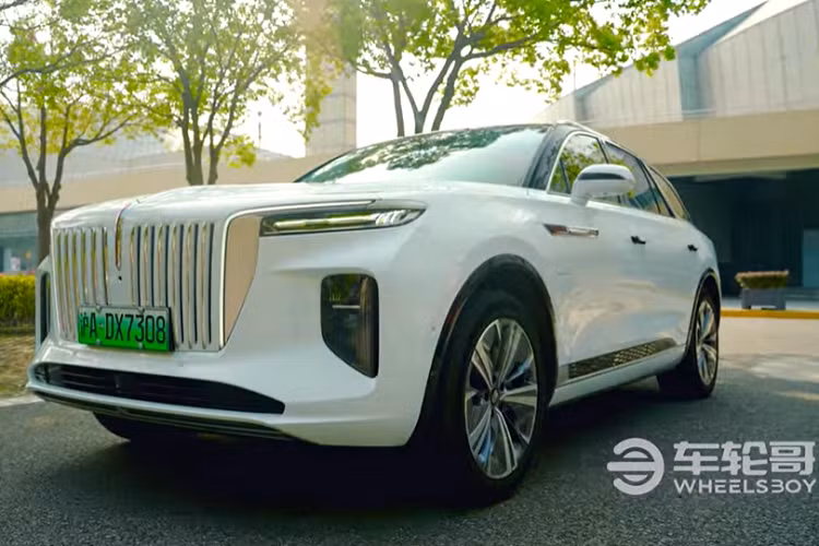 Về mặt hiệu suất, chiếc E-HS9 được giới thiệu trong video này là phiên bản sử dụng hệ truyền động điện mạnh hơn. Nó trang bị hai mô tơ điện, tạo ra công suất kết hợp khoảng 550 mã lực, đủ để gia tốc nhanh từ 0-100 km/h trong gần 5 giây đồng hồ.