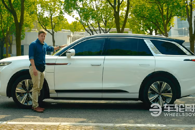 Dù không có tiếng vang trên thế giới, nhưng Hồng Kỳ E-HS9 2021 mới là mẫu xe của thương hiệu lâu đời và uy tín nhất Trung Quốc, và trong thời gian gần đây, thương hiệu này đang có những bước chuyển mình mạnh mẽ với những mẫu xe điện hiện đại, sang trọng phù hợp xu thế.