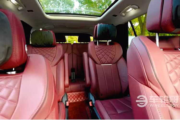 Video bắt đầu với điều hiển nhiên đó là thiết kế ấn tượng của E-HS9, có lẽ một người khó tính đến mấy cũng không thể phủ nhận chiếc xe Trung Quốc này có sức hút rất riêng.