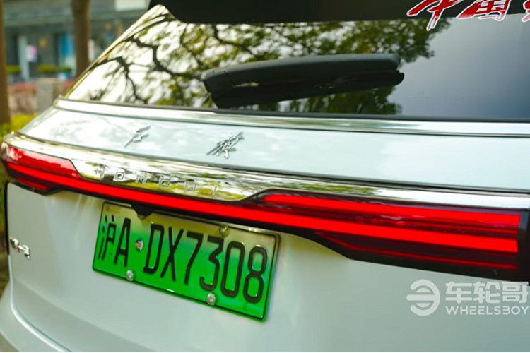 Hiện tại, giá xe Hồng Kỳ E-HS9 2021 có mức bán dao động từ 509.800 – 729.800 nhân dân tệ (tương đương 1,8 – 2,58 tỷ đồng), một cái giá phù hợp đối với một mẫu SUV điện sang trọng cỡ lớn.