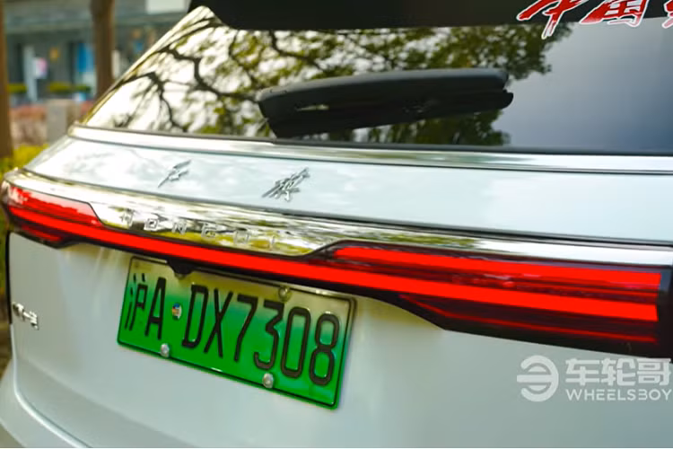 Hiện tại, giá xe Hồng Kỳ E-HS9 2021 có mức bán dao động từ 509.800 – 729.800 nhân dân tệ (tương đương 1,8 – 2,58 tỷ đồng), một cái giá phù hợp đối với một mẫu SUV điện sang trọng cỡ lớn.