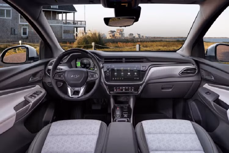 Giá xe Chevrolet Bolt 2022 có mức khởi điểm 31.995 USD, trong khi Bolt EUV có giá khởi điểm 33.995 USD. Với giá bán trên, Chevy Bolt rẻ hơn vài nghìn USD so với các đối thủ Tesla Model 3 và Model Y. Ngoại trừ việc Tesla hiện cũng đang giảm giá (một lần nữa) cho 2 dòng xe này.