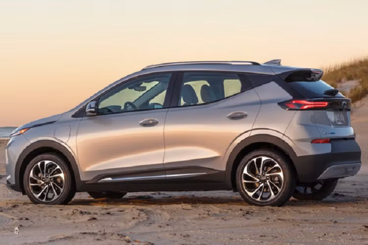  Chevrolet Bolt 2022 mới và Bolt EUV 2022 chính thức ra mắt trong tuần vừa qua. Trong đó, biến thể Bolt EUV là phiên bản kéo dài, với trục cơ sở tăng thêm 75mm và tổng thể dài hơn 161mm so với Bolt tiêu chuẩn. Bolt EUV cũng rộng hơn và cao hơn 5mm ở 2 chiều còn lại. Chevrolet Bolt mới trang bị động cơ điện 200 mã lực, mô-men xoắn 360 Nm, dẫn động cầu trước, và bộ pin lithium-ion tương tự đời 2020. Xe có khả năng tăng tốc từ 0-96 km/h trong vòng 6,5 giây.