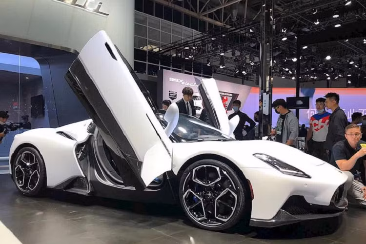 Tiếp đến là những chi tiết bằng sợi carbon như bộ chẻ khí trước, nóc, ốp bậc cửa và bộ khuếch tán sau. Thêm vào đó là bộ vành 20 inch, nằm trong lốp có kích thước 245/35 trước và 305/30 sau. Bên trong Maserati MC20 là thiết kế nội thất tập trung vào người lái với 2 cửa gió điều hòa nằm hai bên bảng đồng hồ và vô lăng bằng sợi carbon phối Alcantara, tích hợp nút chỉnh hệ thống kiểm soát hành trình, hệ thống đa phương tiện và tính năng hỗ trợ đề-pa cũng như nút bấm khởi động máy.