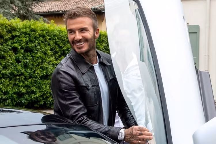 Ngoài ra, xe còn có một số chi tiết thiết kế gợi liên tưởng đến người tiền nhiệm Maserati MC12 thế hệ mới như phần mũi nhọn trên đầu xe và 2 khe gió trên nắp ca-pô. Bên cạnh đó, Maserati MC20 còn có những đặc trưng riêng như đèn pha nằm dọc, hốc gió khá lớn sau chắn bùn trước, tay nắm cửa có thể bật lên/thụt xuống, cửa cánh bướm, nắp khoang động cơ bằng kính, đèn hậu thanh mảnh, cánh gió nhỏ trên đuôi xe và 2 ống xả hình tròn nằm cao giữa 2 hốc gió. 