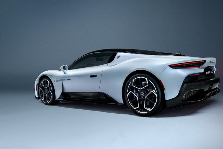 Đó là chưa kể đến bảng đồng hồ với màn hình 10 inch sau vô lăng, màn hình cảm ứng 10 inch của hệ thống thông tin giải trí cũng như cụm điều khiển trung tâm với 1 núm xoay và 2 nút bấm. Nguồn sức mạnh của Maserati MC20 bắt nguồn từ động cơ xăng V6, tăng áp kép, dung tích 3.0L, tạo ra công suất tối đa 621 mã lực và mô-men xoắn cực đại 730 Nm. Động cơ kết hợp với hộp số tự động ly hợp kép 8 cấp và hệ dẫn động cầu sau. 