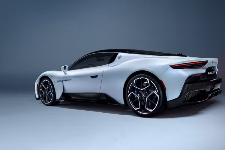 Đó là chưa kể đến bảng đồng hồ với màn hình 10 inch sau vô lăng, màn hình cảm ứng 10 inch của hệ thống thông tin giải trí cũng như cụm điều khiển trung tâm với 1 núm xoay và 2 nút bấm. Nguồn sức mạnh của Maserati MC20 bắt nguồn từ động cơ xăng V6, tăng áp kép, dung tích 3.0L, tạo ra công suất tối đa 621 mã lực và mô-men xoắn cực đại 730 Nm. Động cơ kết hợp với hộp số tự động ly hợp kép 8 cấp và hệ dẫn động cầu sau. 