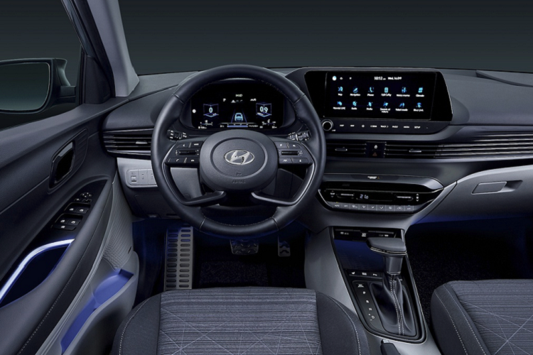 Bảng điều khiển trung tâm là loại cảm ứng với 2 kích thước, bản tiêu chuẩn dùng màn hình 8 inch, trong khi bản cao cấp hơn được trang bị màn hình 10,25 inch tích hợp điều hướng.