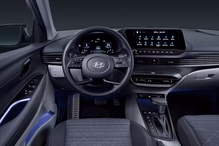 Bảng điều khiển trung tâm là loại cảm ứng với 2 kích thước, bản tiêu chuẩn dùng màn hình 8 inch, trong khi bản cao cấp hơn được trang bị màn hình 10,25 inch tích hợp điều hướng.