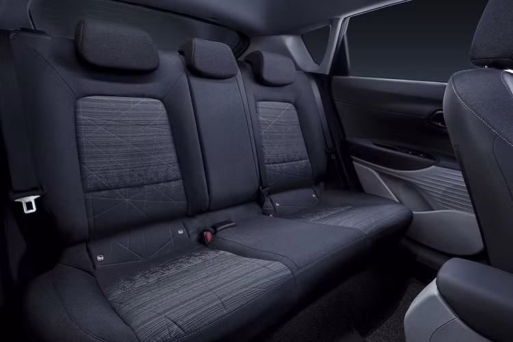 Hyundai Bayon thế hệ mới có 2 tùy chọn động cơ là hút khí tự nhiên 1.2L hoặc tăng áp 1.0L. Khối động cơ 1.2L sản sinh công suất 84 mã lực và mô-men xoắn cực đại 172 Nm, bản tăng áp 1.0L có công suất 100 mã lực và mô-men xoắn cực đại tương tự bản 1.2L. Biến thể dùng động cơ 1.2L chỉ có hệ truyền động số sàn 5 cấp.