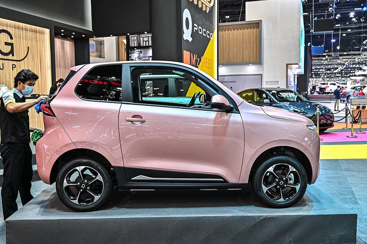 Trong khi đó, phiên bản K của mẫu xe này dùng cụm pin 14,5 kWh và có phạm vi hoạt động 178 km. Thời gian sạc pin với nguồn điện 220 V của cả hai phiên bản đều dao động từ 6-8 tiếng đồng hồ.