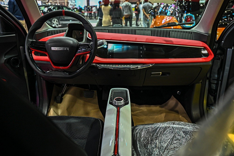 Bên trong Pocco MM là không gian nội thất phối 2 màu, tạo cảm giác thể thao hơn so với DD. Trong đó, màu đỏ xuất hiện trên mặt táp-lô, hai bên cửa và vô lăng của xe, tương phản với những khu vực màu đen còn lại. Những trang bị tiêu chuẩn của Pocco MM không có gì khác so với DD.