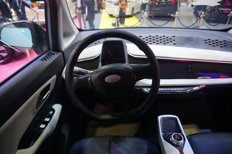 Phiên bản YX của Pocco MM dùng cụm pin lithium-ion 9,2 kWh nên có phạm vi hoạt động 116 km sau khi sạc đầy pin. Trang bị tương ứng của phiên bản ZX là pin 14 kWh, cho phép xe chạy 170 km mới hết pin. Thời gian sạc pin bằng nguồn điện 220 V của Pocco MM cũng là từ 6-8 tiếng đồng hồ.