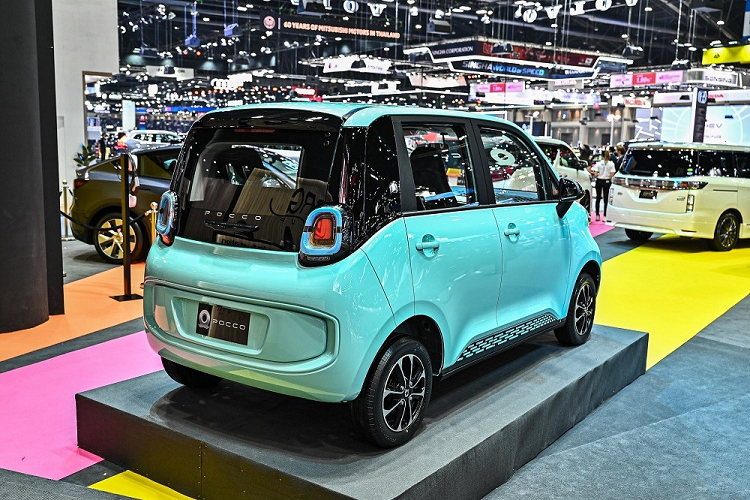 Tại thị trường Thái Lan, Pocco DD được bán với giá dao động từ 389.000 - 449.000 Baht (khoảng 262 - 302 triệu đồng). Con số tương ứng của Pocco MM là 399.000 - 469.000 Baht (269 - 316 triệu đồng).