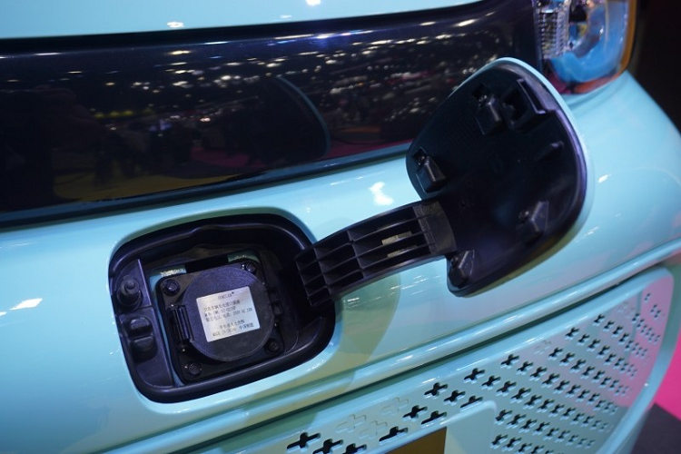 Ngoài ra, Pocco DD còn có những trang bị tiêu chuẩn như ghế bọc nỉ, ghế trước chỉnh điện 4 hướng, 4 cửa sổ chỉnh điện, màn hình thông tin giải trí dạng cảm ứng, hệ thống điều hòa, núm xoay chọn số, bảng đồng hồ kỹ thuật số sau vô lăng và vành hợp kim 13 inch.