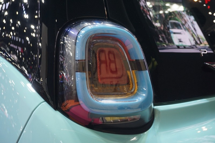 Cả hai phiên bản đều dùng mô-tơ điện có công suất tối đa 20 kW (khoảng 27 mã lực) và mô-men xoắn cực đại 100 Nm. Mẫu xe này cũng có vận tốc tối đa khoảng 100 km/h.