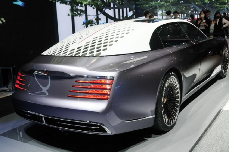 Chưa hết, dễ dàng nhận thấy Hongqi L-Concept không hề có… vô-lăng. Dẫu vậy, do chỉ là một phiên bản concept nên có lẽ khách hàng không nên để tâm quá nhiều về cách mà chiếc xe này vận hành. Có thể L-Concept chỉ phần nào cho công chúng thấy cách mà Hongqi đang hướng đến một mẫu xe trong tương lai với khả năng vận hành hoàn toàn tự động. Hongqi hiện chưa tiết lộ các thông số kỹ thuật chi tiết của L-Concept. Theo một số nguồn tin, nhà sản xuất xe Trung Quốc sẽ ra mắt phiên bản sản xuất của L-Concept vào năm 2023.