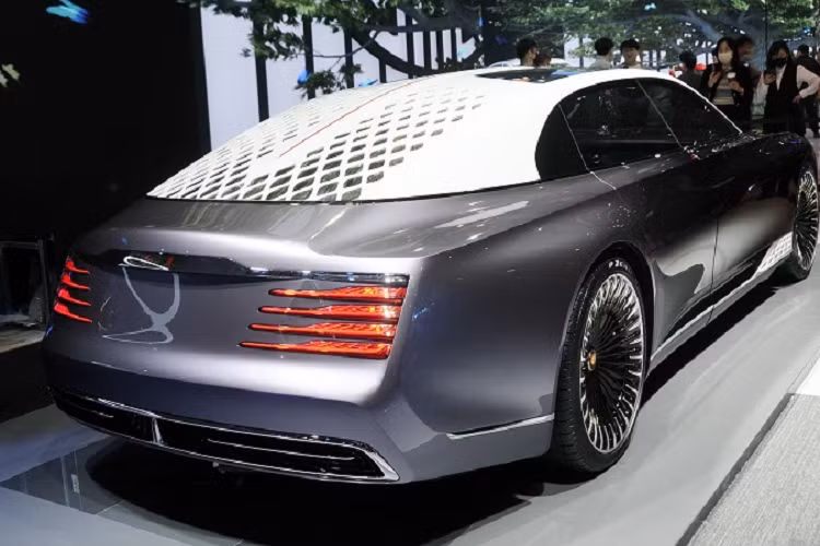 Chưa hết, dễ dàng nhận thấy Hongqi L-Concept không hề có… vô-lăng. Dẫu vậy, do chỉ là một phiên bản concept nên có lẽ khách hàng không nên để tâm quá nhiều về cách mà chiếc xe này vận hành. Có thể L-Concept chỉ phần nào cho công chúng thấy cách mà Hongqi đang hướng đến một mẫu xe trong tương lai với khả năng vận hành hoàn toàn tự động. Hongqi hiện chưa tiết lộ các thông số kỹ thuật chi tiết của L-Concept. Theo một số nguồn tin, nhà sản xuất xe Trung Quốc sẽ ra mắt phiên bản sản xuất của L-Concept vào năm 2023.