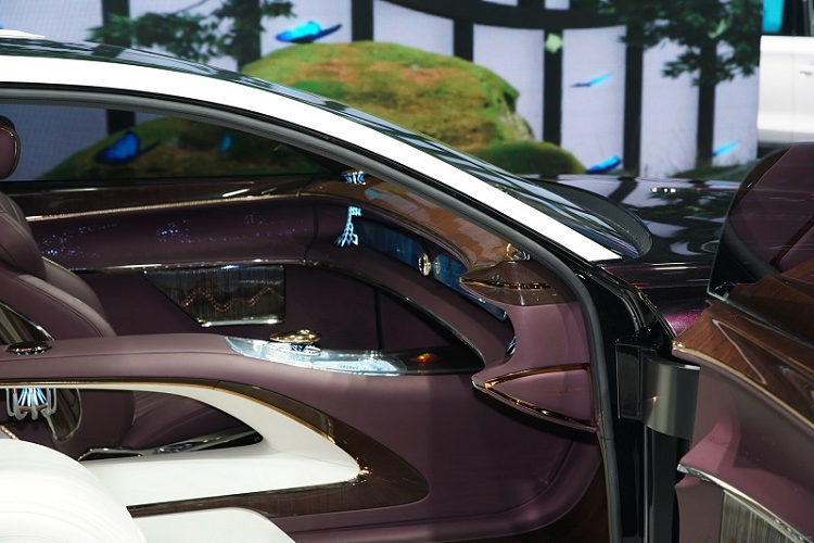 Bên trong khoang cabin này, dường như Hongqi đang cố gắng “nhồi nhét” rất nhiều chất liệu đắt tiền như các chi tiết trang trí bằng đồng, dải đèn LED, ốp gỗ bóng, ghế bọc da 2 tông màu và thảm len dày. Tuy nhiên, điểm lạ lùng là sự xuất hiện của một dải đèn chùm ở hàng ghế phía sau khiến khoang nội thất của Hongqi L-Concept trở nên hơi… kỳ cục.