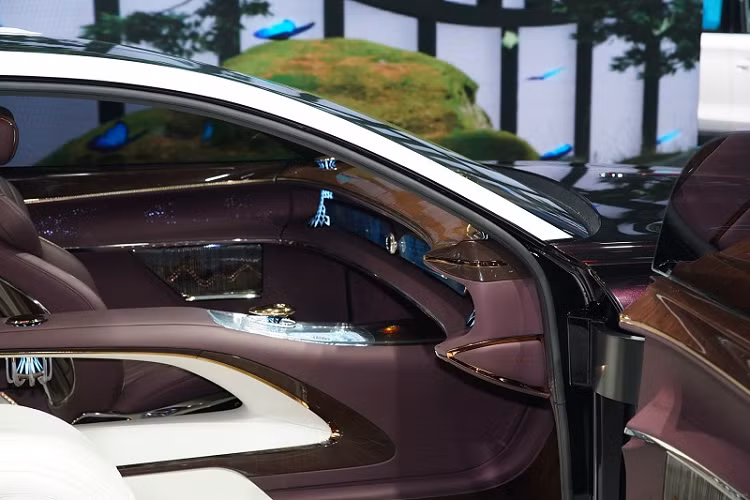 Bên trong khoang cabin này, dường như Hongqi đang cố gắng “nhồi nhét” rất nhiều chất liệu đắt tiền như các chi tiết trang trí bằng đồng, dải đèn LED, ốp gỗ bóng, ghế bọc da 2 tông màu và thảm len dày. Tuy nhiên, điểm lạ lùng là sự xuất hiện của một dải đèn chùm ở hàng ghế phía sau khiến khoang nội thất của Hongqi L-Concept trở nên hơi… kỳ cục.