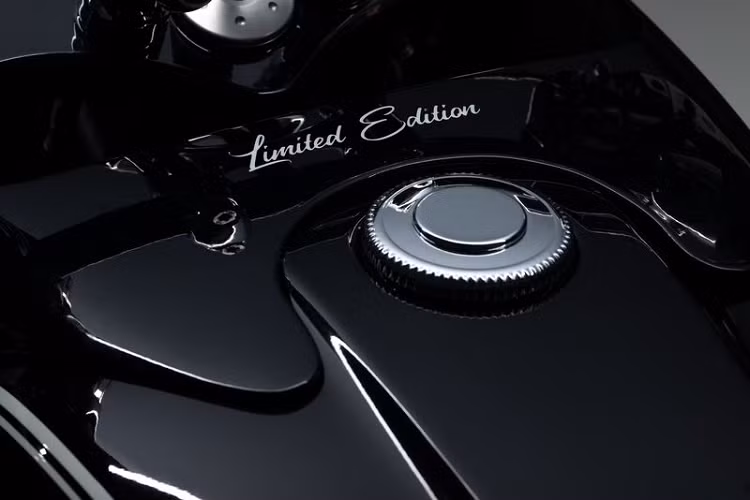 Có lẽ hiệu suất của xe cũng không có thay đổi gì, xe dùng động cơ 1.8L 2 xi-lanh có tên Big Boxer sản sinh công suất 90 mã lực và mô-men xoắn 158Nm. R18 2021 sẽ được bán ra tại Việt Nam với hai phiên bản, gồm bản Base và bản First Edition. Trong đó, giá xe BMW R 18 2021 mới bản Tiêu chuẩn khởi điểm ở mức 929 triệu đồng, trong khi đó phiên bản đặc biệt First Edition sẽ có giá bán 1,039 tỷ đồng.