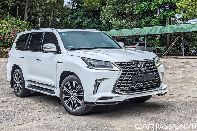 “Chuyên cơ mặt đất” Lexus LX 570 tại Việt Nam vẫn chiếm được cảm tình của những người mê xe từ nhiều năm nay, tạo dựng được niềm tin của những người sử dụng xe về một chiếc xe sang trong, bền bỉ cùng diện mạo khó “lỗi thời”.