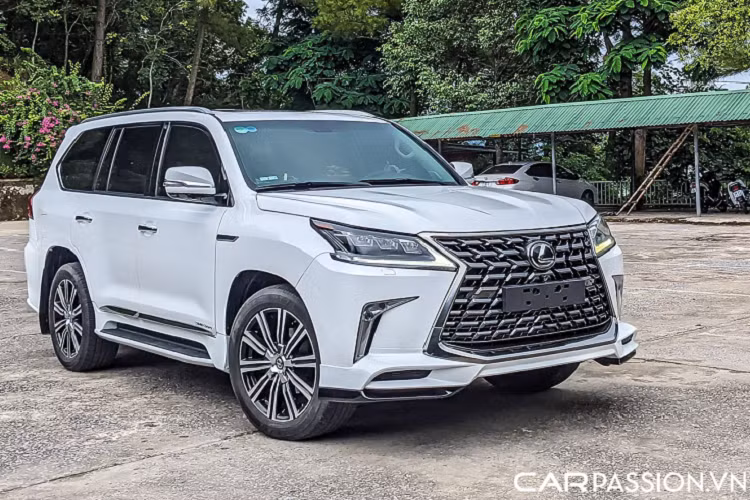“Chuyên cơ mặt đất” Lexus LX 570 tại Việt Nam vẫn chiếm được cảm tình của những người mê xe từ nhiều năm nay, tạo dựng được niềm tin của những người sử dụng xe về một chiếc xe sang trong, bền bỉ cùng diện mạo khó “lỗi thời”.