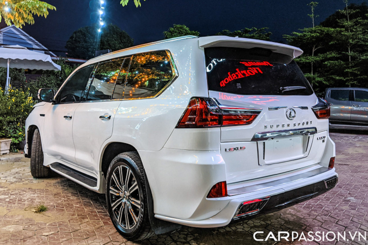 Tùy thuộc vào đời xe mà việc thay thế cũng như các hạng mục cần thay mới sẽ khó khăn hơn hay đơn giản hơn. Tuy nhiên, đối với một chiếc Lexus LX 570 đã 13 năm tuổi thì đội ngũ kỹ thuật đã cần phải thực hiện sửa đổi trên nhiều hạng mục khác nhau trong vòng 20 ngày. Dự án này đươc thực hiện bởi những người thợ tại Nghệ An - Một địa chỉ “có tiếng” trong việc sửa chữa, nâng cấp các dòng xe sang.