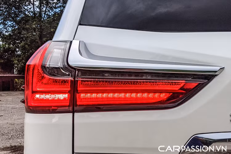 Một trong những chi tiết “kỳ công nhất” chính là việc thay thế phần cột D của Lexus LX 570 2021. Đội ngũ kỹ thuật đã phải tiến hành cắt bỏ phần cột D cũ và thay thế bằng chi tiết mới của Lexus LX 570 2021. Một trong những điểm khác biệt giữa LX 570 2008 và thế hệ sau chính là phần kính cửa ở thân xe. Tấm kính trên LX 570 mới được thiết kế vót chéo lên thay vì tấm kính vuông vắn trên phiên bản LX 570 đời 2008.