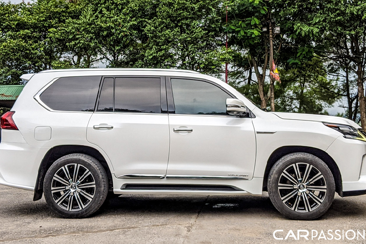 Chiếc xe này chỉ được lựa chọn nâng cấp ngoại thất, khoang nội thất của xe được giữ nguyên và chỉ được thay thế phần vô lăng mới theo yêu cầu của chủ sở hữu. Cho dù là một dự án nâng cấp khó khăn với 45 chi tiết cần thay thế, đội ngũ kỹ thuật của garage chỉ tốn khoảng 20 ngày để có thể hoàn tất các hạng mục lớn nhỏ khác nhau.