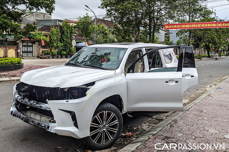 Mới đây, một chiếc Lexus LX 570 đời 2008 đã được “lột xác” hoàn toàn để có được diện mạo của một chiếc LX 570 Super Sport 2021. Thoạt nhìn dường như không thể phân biệt được sự khác biệt giữa chiếc xe được nâng cấp với một chiếc LX 570 Super Sport 2021 nguyên bản vì những chi tiết ngoại thất hầu hết đã được thay thế cũng như sửa đổi, tạo hình sao cho giống phiên bản mới nhất có thể.