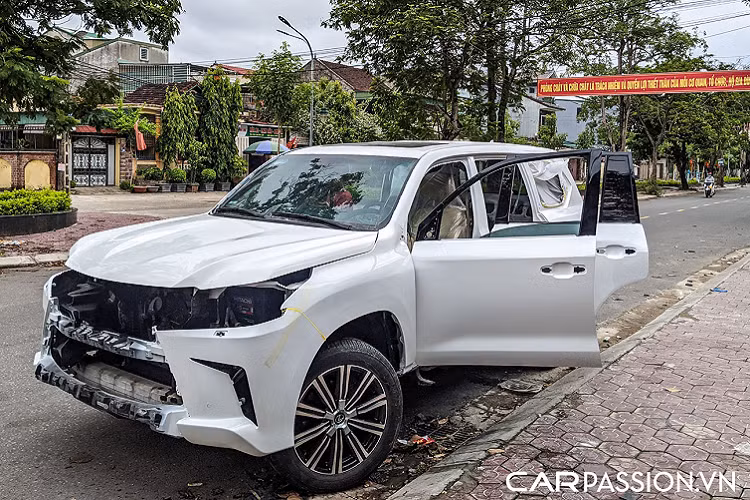 Mới đây, một chiếc Lexus LX 570 đời 2008 đã được “lột xác” hoàn toàn để có được diện mạo của một chiếc LX 570 Super Sport 2021. Thoạt nhìn dường như không thể phân biệt được sự khác biệt giữa chiếc xe được nâng cấp với một chiếc LX 570 Super Sport 2021 nguyên bản vì những chi tiết ngoại thất hầu hết đã được thay thế cũng như sửa đổi, tạo hình sao cho giống phiên bản mới nhất có thể.