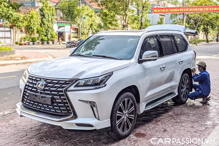 Xe cũng được lắp đặt bộ mâm mới của Lexus LX 570 thế hệ sau này thay cho bộ mâm nguyên bản. Bên cạnh việc nâng cấp các chi tiết ngoại thất mới, chủ sở hữu xe đã quyết định sơn đổi màu toàn bộ chiếc LX 570 này sang màu trắng. Chính vì thế, chiếc xe 13 năm tuổi được lột xác gần như hoàn toàn với diện mạo của một chiếc xe hiện đại.