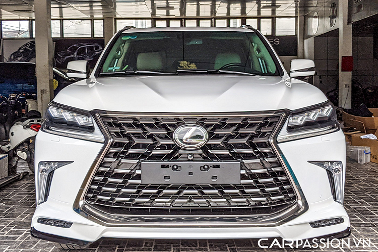 Những chi tiết ở cản trước đều được thay mới hoàn toàn, các phần cửa xe đươc giữ lại nhưng cũng đã được chỉnh sửa lại để có những đường nét giống với phiên bản 2021 nhất có thể. Ngoài ra, một số chi tiết nhỏ như phần gương xe, các chi tiết ốp trang trí cũng như dòng chữ Super Sport cũng được đính ở phía sau.