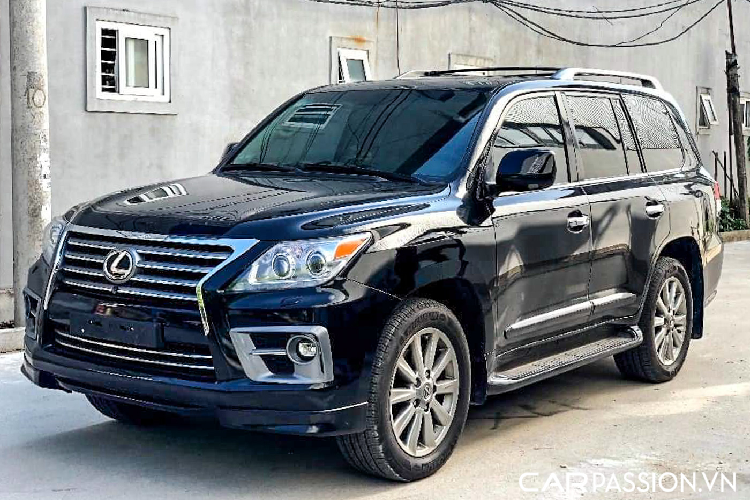 Những chiếc Lexus LX 570 trở về sau càng ngày được sửa đổi thiết kế tổng thể với diện mạo phần nào hiện đại hơn nhưng vẫn đồng thời đảm bảo được yếu tố sang trọng, cứng cáp vốn có. Những vị chủ sở hữu của những chiếc LX 570 cũ có thể “sở hữu” phiên bản mới nhất bằng một cách “tiết kiệm” hơn mà không cần thiết phải bán đi chiếc xe của mình.