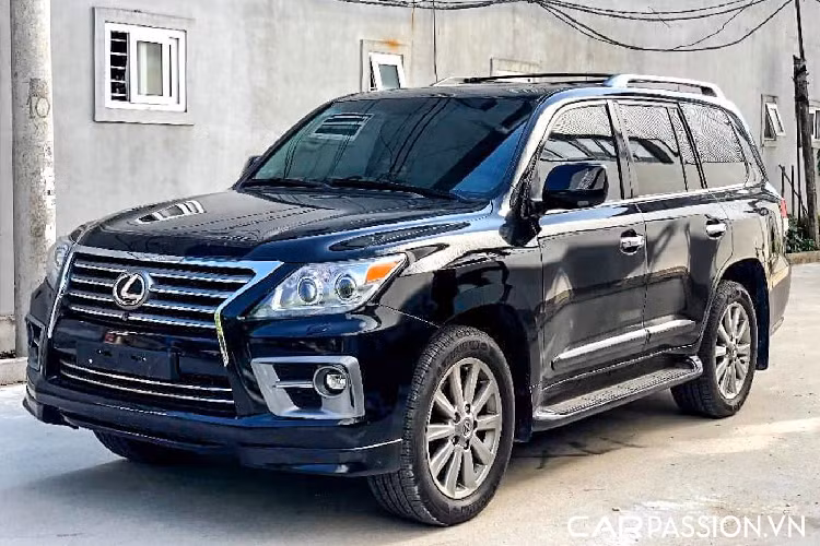 Những chiếc Lexus LX 570 trở về sau càng ngày được sửa đổi thiết kế tổng thể với diện mạo phần nào hiện đại hơn nhưng vẫn đồng thời đảm bảo được yếu tố sang trọng, cứng cáp vốn có. Những vị chủ sở hữu của những chiếc LX 570 cũ có thể “sở hữu” phiên bản mới nhất bằng một cách “tiết kiệm” hơn mà không cần thiết phải bán đi chiếc xe của mình.